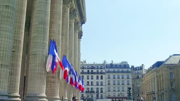 在巴黎万神殿的柱子上飘扬的一排排法国国旗 慢动作 — 图库视频影像