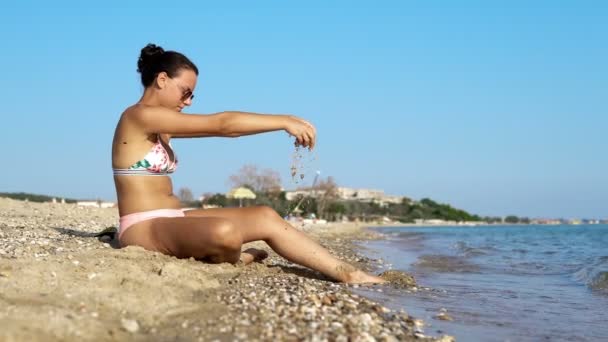 Modelo Moda Adolescenterelajante Playa Verano Orilla Vista Cinematográfica — Vídeos de Stock