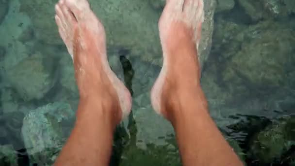 Чоловік Відпочиває Біля Озера Сидячи Краю Пірсу Розмахуючи Ногами Біля — стокове відео