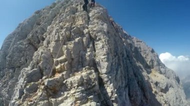 Dağcı pov kayalık dağ Zirvesi Triglav Julian Alps sıradağları üzerinde tırmanma seferi için