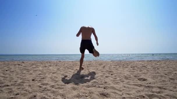 Atleta Deportivo Forma Masculina Corriendo Agua Mar Saltar Movimiento Lento — Vídeo de stock
