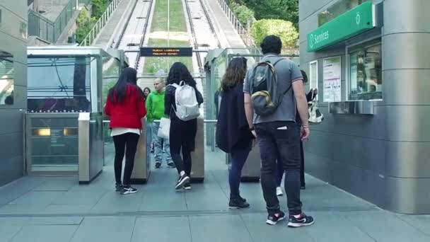Turist Förhållningssätt Till Linbanan Monorail Lyft Till Montmartre Paris Frankrike — Stockvideo