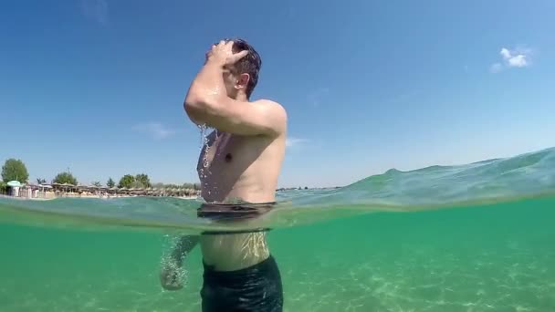 Retrato Guapo Sexy Modelo Masculino Relajante Agua Mar Playa Sonriendo — Vídeo de stock