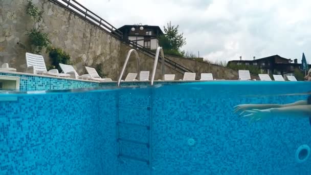 Junge Teenagerin Schwimmt Hotelpool Und Klettert Auf Leitertreppe Gopro Dome — Stockvideo