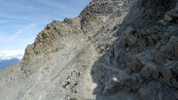 Człowiek Sukcesem Przemierza Couloird Podczas Letniej Wyprawy Mont Blanc Alpach — Wideo stockowe