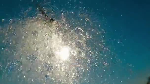 Ducha Playa Gotas Agua Cayendo Cámara Contra Cielo Azul Movimiento — Vídeos de Stock