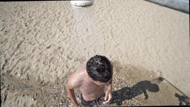 Nahaufnahme Eines Jungen Mannes Beim Duschen Strand Zeitlupe — Stockvideo