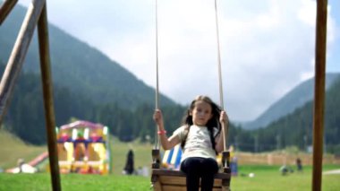 Yavaş hareket sıra, kız üzerinde Swing, Bahçesi, sinematik dof