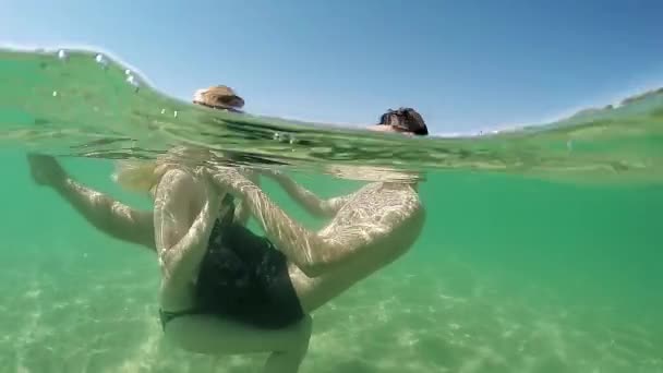 浪漫的情侣在海上拥抱在暑假 戈普罗圆顶半水下的看法 慢动作 — 图库视频影像