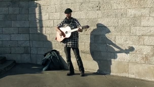 Indrukwekkende Prestaties Van Gitaar Speler Straat Muzikant Monmartre Basiliek Sacre — Stockvideo