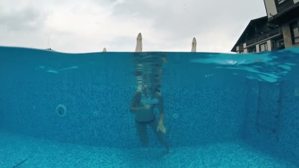 年轻的青少年与谷歌潜水在室外游泳池 戈普罗圆顶拍摄 慢动作 — 图库视频影像