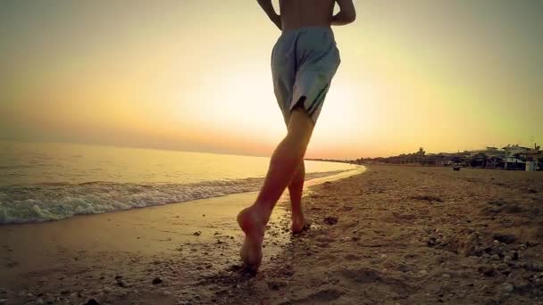 Einsamer Sportler Beim Laufen Joggen Leeren Meeresstrand Gegen Sonnenuntergang Zeitlupe — Stockvideo