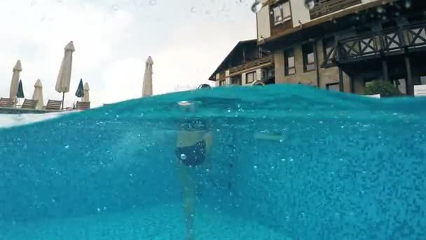 Feminino Adolescente Piscina Saída Escadas Metal Gopro Cúpula Meia Vista — Vídeo de Stock