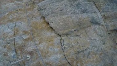 POV İtalyan Alplerin zirvesinde Gran Paradiso için sefere dikey duvar kayaya tırmanma dağcı