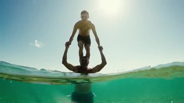 Joven Adolescente Cae Agua Pie Los Hombros Padre Gopro Domo — Vídeo de stock