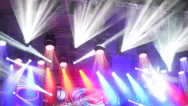Renkli Sahne Işıkları Işık Gösterisi Konserinde — Stok video
