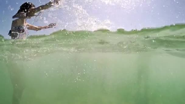 Gruppe Fröhlicher Junger Leute Die Schönen Sommertagen Strand Sprühen Und — Stockvideo