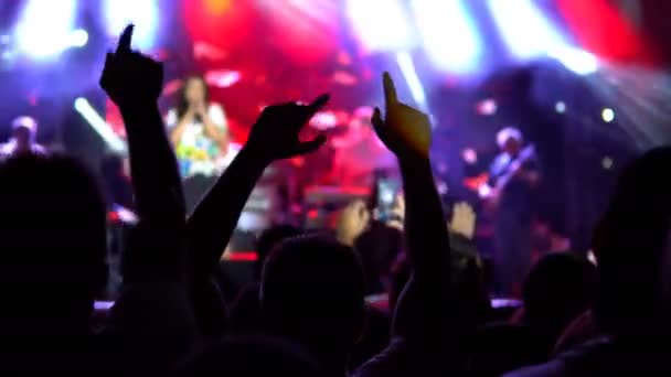 Silhuetas Pessoas Com Mãos Para Cima Dançando Concerto Concerto Público — Vídeo de Stock