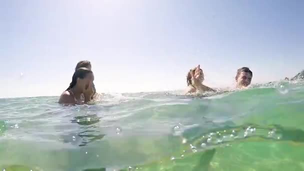 Giovani Adolescenti Schizzano Giocano Acqua Mare Turchese Sorridente Cupola Gopro — Video Stock