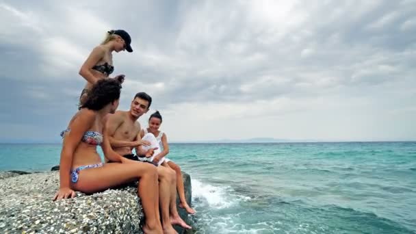 Adolescentes Felices Sentados Muelle Playa Divirtiéndose Soplando Besos Agitando Las — Vídeo de stock