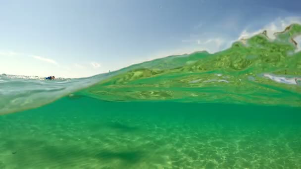 Hombre Con Máscara Snorkel Nadar Agua Mar Turquesa Gopro Tiro — Vídeo de stock