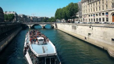 Nehir Seine ve Turist Tekne