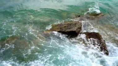 Doğa arka plan. Kaba deniz dalgaları sıçrama de kayalık sahil taşlar