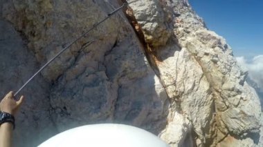 Dağcı pov kayalık dağ Zirvesi Triglav Julian Alps sıradağları üzerinde tırmanma seferi için