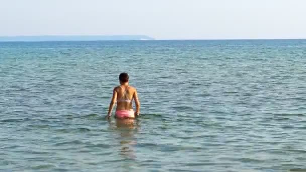 Жінка Підліток Входить Морську Воду Відпочинок Літньому Пляжі — стокове відео