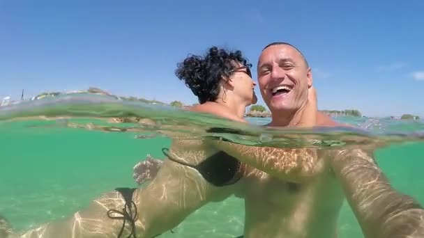 Romantic Couple Summe Vacation Selfie Exchanging Emotions Hugging Kissing Laughing — Stock Video