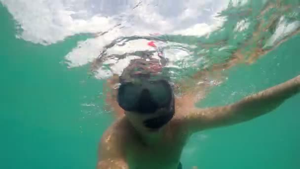 带着面具在海里潜水并挥手拍照的潜水男子 — 图库视频影像