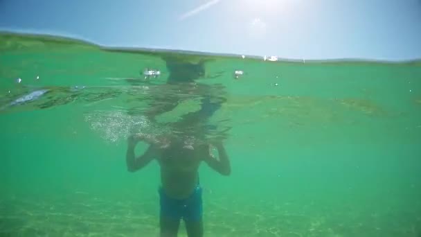 若い十代男性行く父の肩の上に立っている Gopro ドーム半水中ビュー — ストック動画