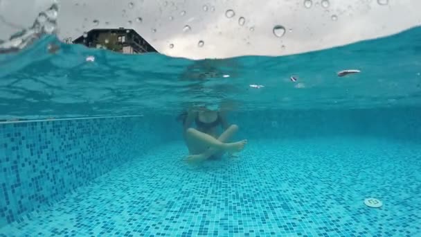 Chicas Felices Disfrutan Piscina Durante Las Gotas Lluvia Golpeando Superficie — Vídeo de stock