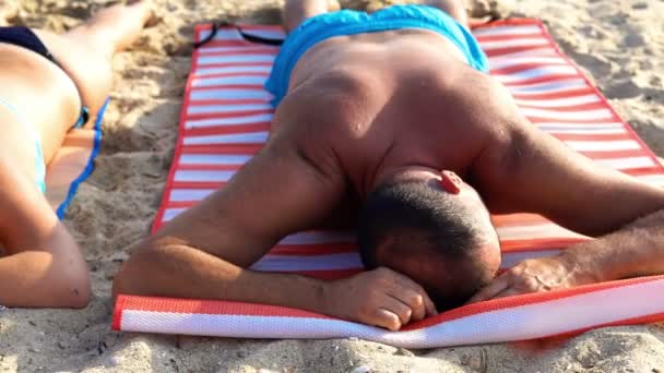 Κουρασμένη Οικογένεια Προσφύγων Μπικίνι Που Κοιμάται Στην Άμμο Της Παραλίας — Αρχείο Βίντεο