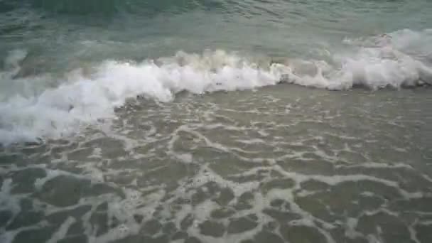Onde Marine Spruzzate Sulla Sabbia Della Spiaggia Filmati Colore Cinematografico — Video Stock