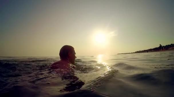 Schönes Mädchen Das Ozean Bei Goldenem Sonnenuntergang Schwimmt — Stockvideo