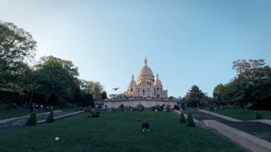 İnsanlar turist oturup dinlenme üzerinde merdiven altında Sacre Coeur Bazilikası'na içinde Paris Montmartre, sinema çekim