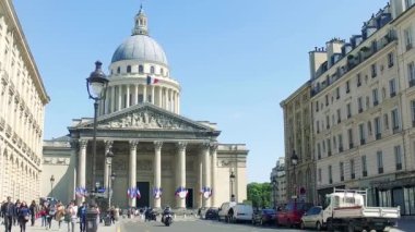 Ulusal Pantheon Paris, sokak trafik ve insanlar, sinematik yavaş hareket ile önden görünüm oluşturma
