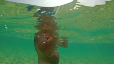 Sualtında yüzen adamı takip eden, şnorkel maskeli, gopro kubbe vuruşu
