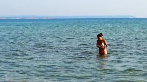 Yalnız Genç Kadın Denizde Tek Başına Oynuyor Sığ Sularda Elleriyle — Stok video