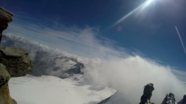 Dağcı Pov İtalyan Alplerin zirvesinde Gran Paradiso için sefere. Kask takma gopro fotoğraf makinesinden görüntülemek