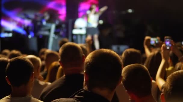 Grupp Människor Som Lyssnar Konsert Utomhus Sommaren Crane Cinematic Shot — Stockvideo