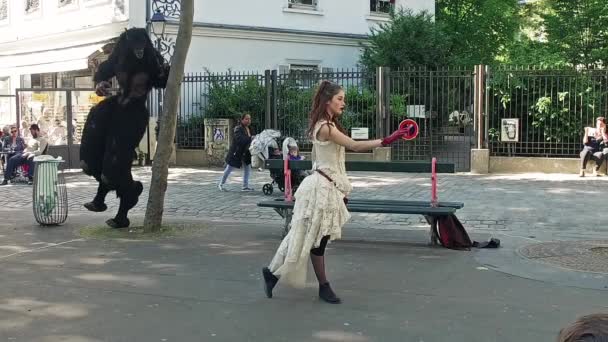 Young Girl Street Performer Monmartre Hill Play Beauty Beast Performance — Αρχείο Βίντεο