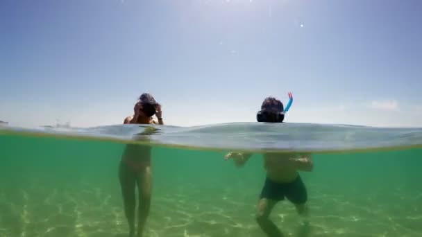 Pár Šnorchlování Masky Baví Letní Prázdninové Potápění Tyrkysově Čistou Vodu — Stock video