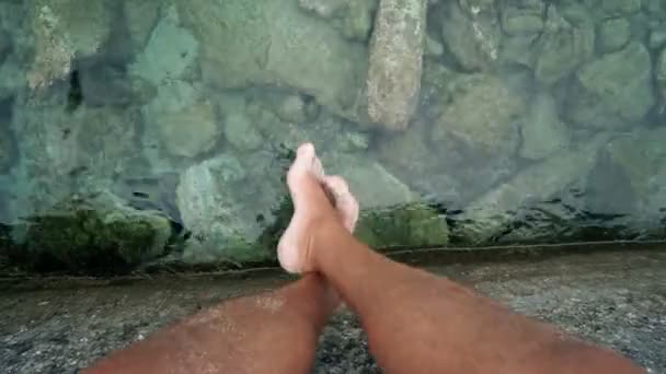 Jeune Homme Détend Les Pieds Balançant Sur Surface Eau Lac — Video