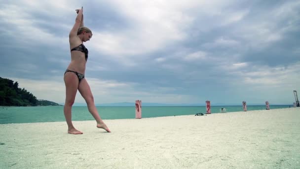 Deporte Forma Femenina Haciendo Gimnasia Orilla Del Mar Movimiento Lento — Vídeos de Stock