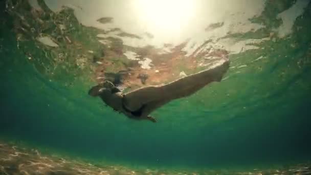 Sexy Vrouw Ontspannen Liggen Caribbean Water Oppervlakte Bucklit Door Zonsondergang — Stockvideo