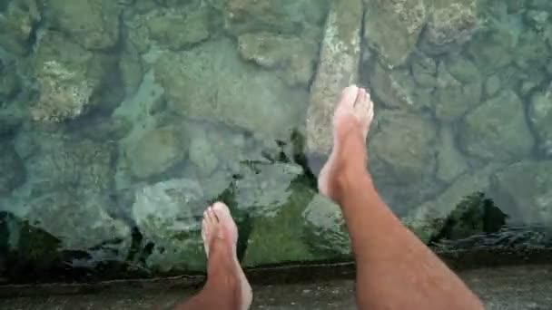 Männer Füße Mit Strand Sand Schaukel Auf Dem Wasser Cineastische — Stockvideo