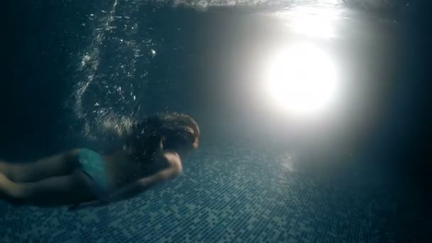 Feminin Înot Sirenă Sub Apă Spre Lumină Piscină Întunecată — Videoclip de stoc