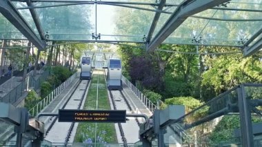 Füniküler Asansör Asansör yükselir Basilique du Sacré Coeur Paris Fransa, ağır çekim